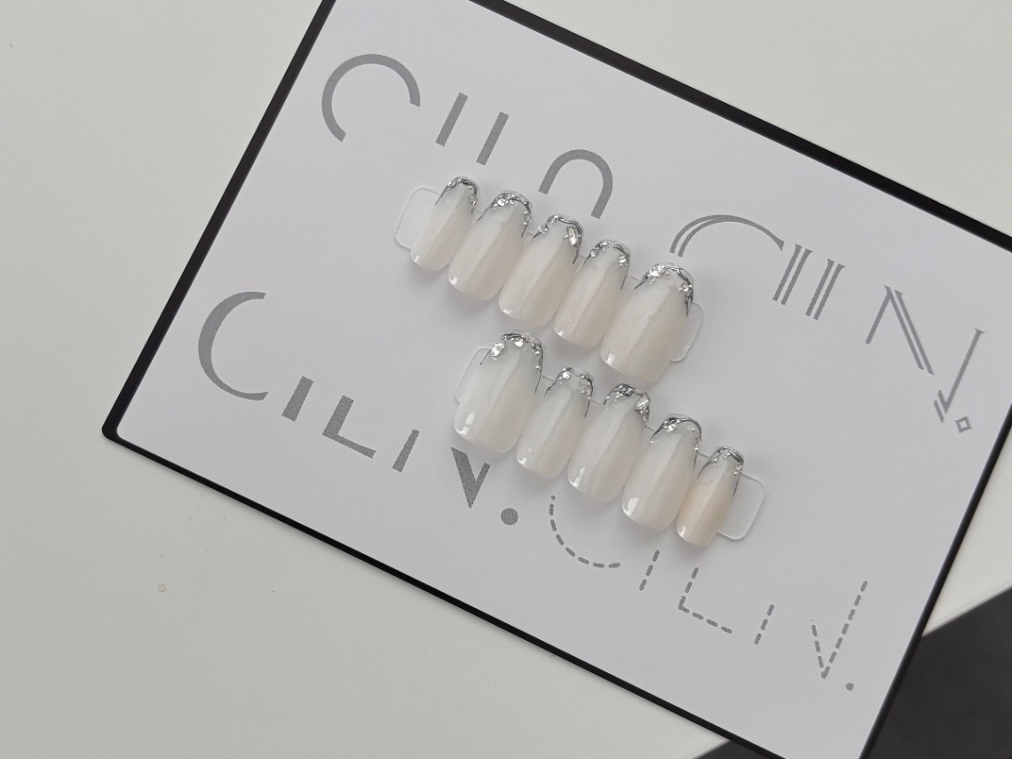 乳白色ニュアンスミラーデザイン