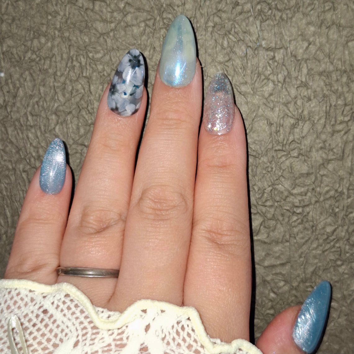 ⑦Sネイルチップ｜アイスブルー×フラワー｜ニュアンスラメ｜洗練・上品・エレガント・高級感｜透明感ネイル・大人上品｜アーモンド｜現品Sサイズ｜結婚式・ブライダル・お呼ばれ・パーティー・デート・特別な日 4枚目
