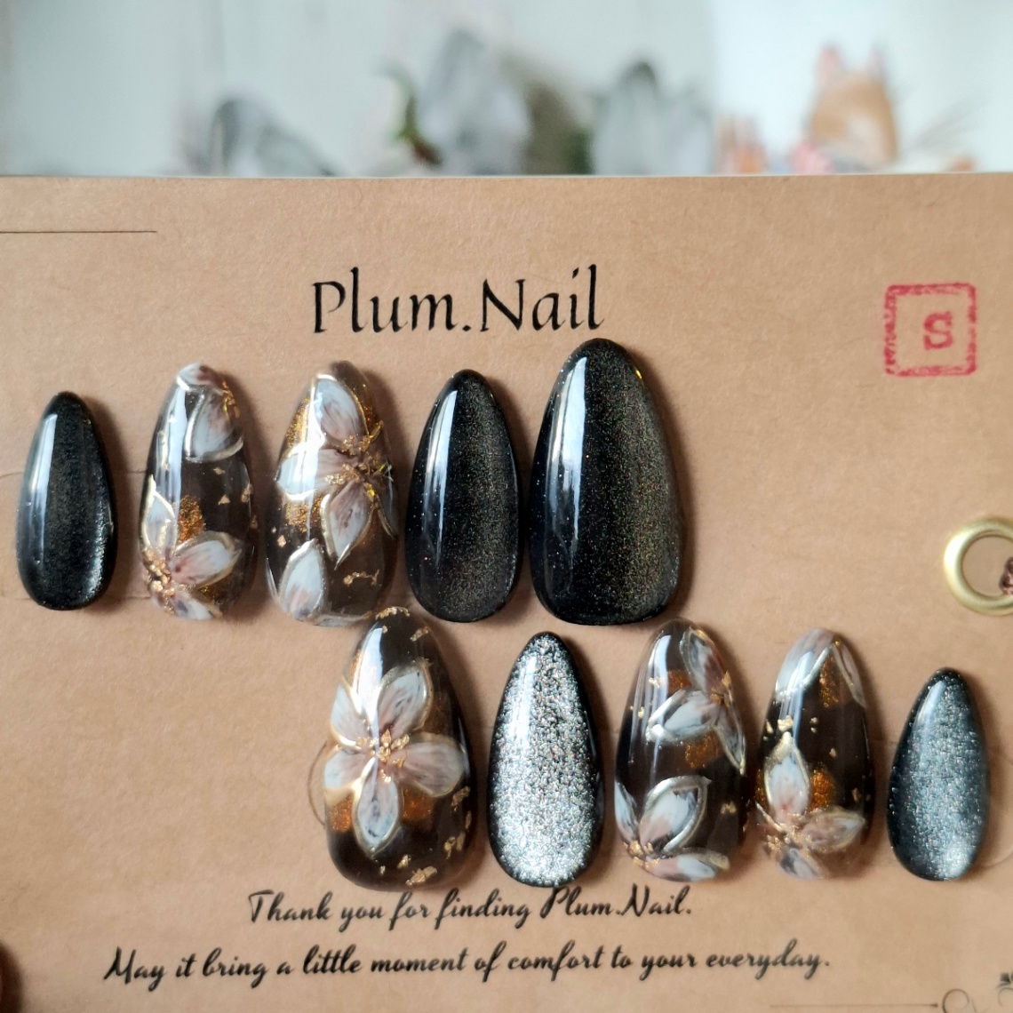 ②ネイルチップ｜グレーブラック×手描きフラワー｜洗練・上品・エレガント・高級感｜大人シック・ニュアンス｜アーモンド｜現品Sサイズ｜結婚式・ブライダル・お呼ばれ・パーティー・デート・特別な日