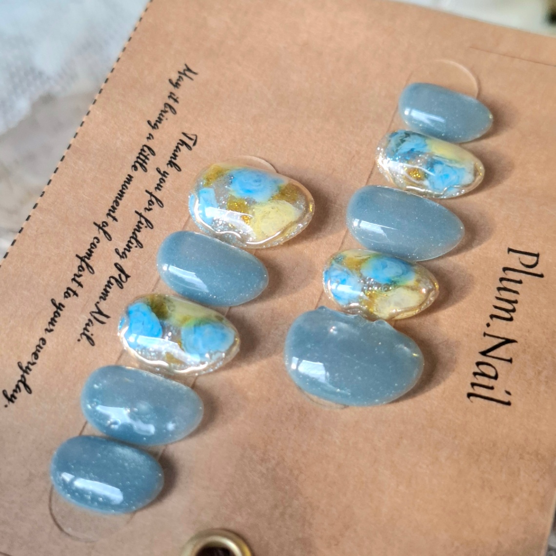 ③ネイルチップ｜水彩ブルーフラワー×くすみスカイブルー｜洗練・上品・エレガント・高級感・春｜大人ニュアンス｜ショートオーバル｜現品Sサイズ｜結婚式・ブライダル・お呼ばれ・パーティー・デート・特別な日 4枚目