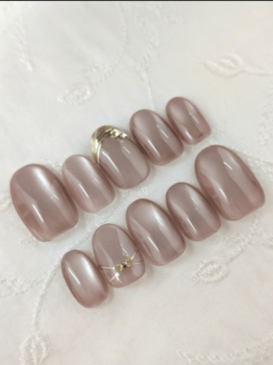 上品ピンクベージュのマグネットネイル｜うる艶ゴールドライン 008