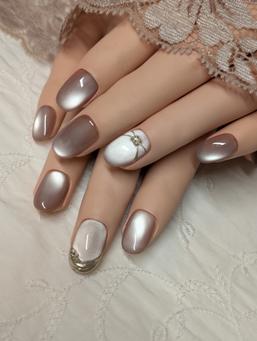 上品ピンクベージュのマグネットネイル｜うる艶ゴールドライン 008 2枚目