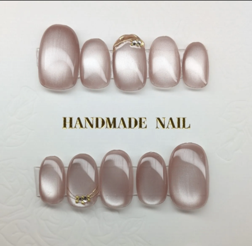 上品ピンクベージュのマグネットネイル｜うる艶ゴールドライン 008 3枚目