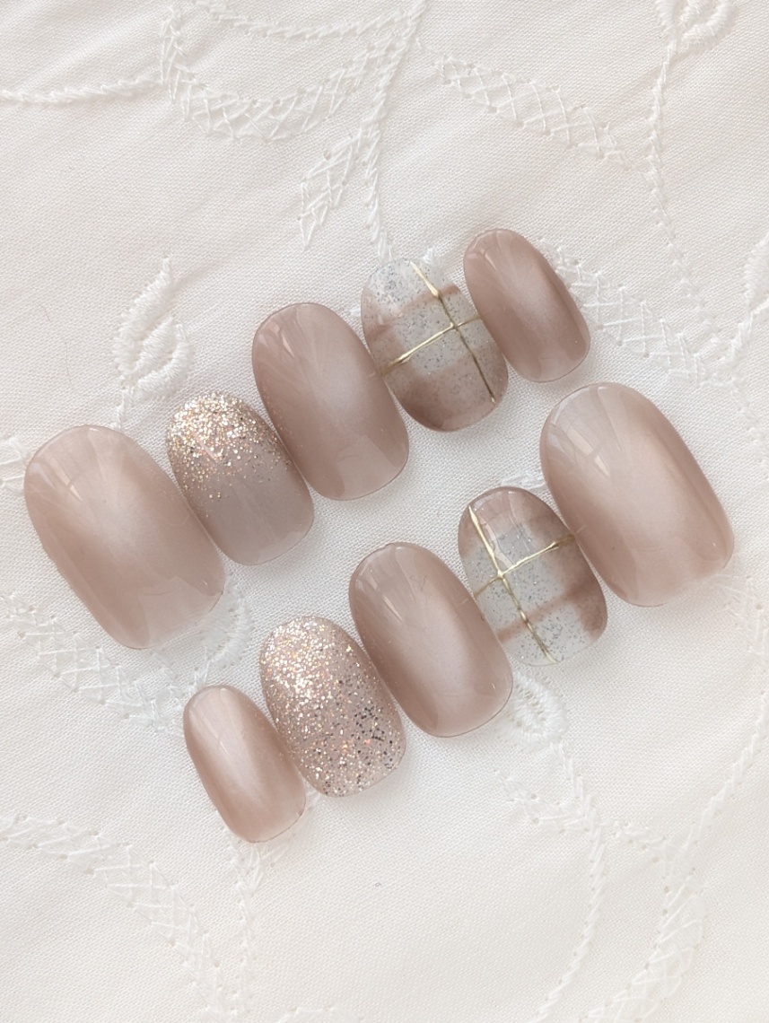 ネイルチップ ベージュピンク ニュアンス ゴールドライン ラメ シンプル 上品 オフィスネイル 051