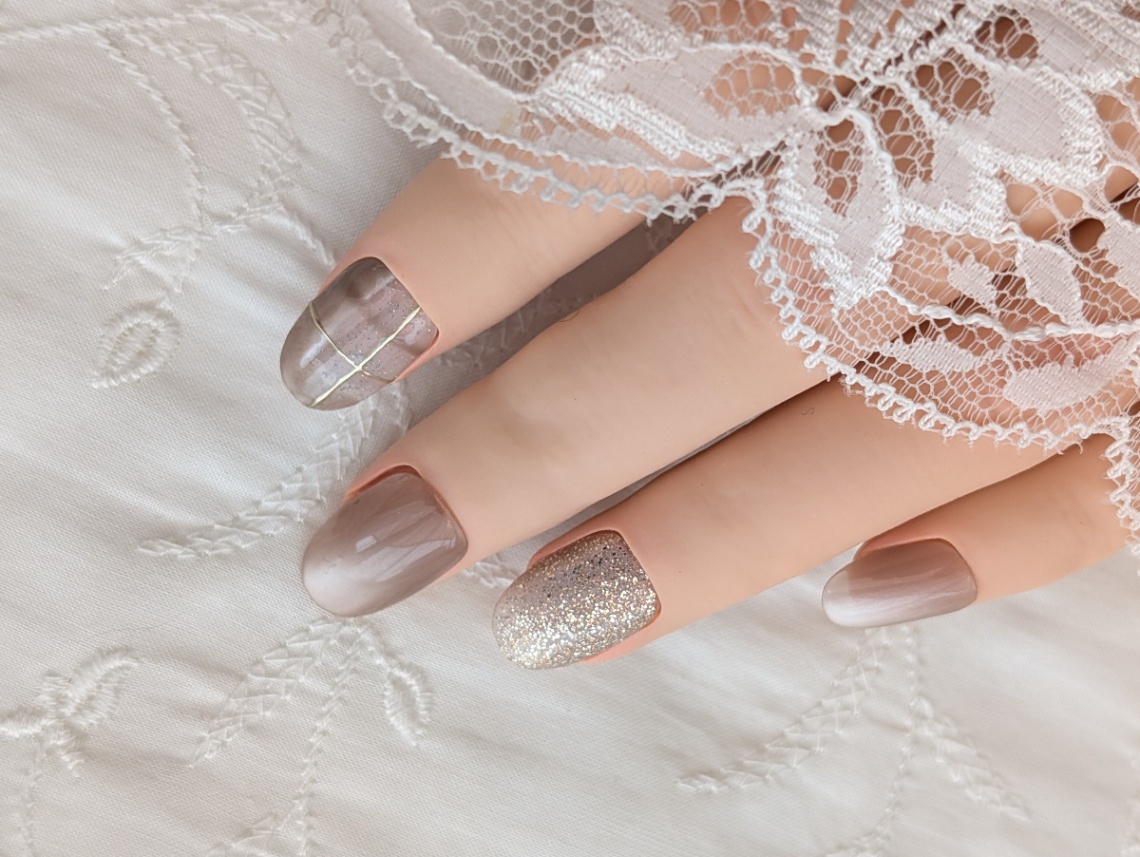 ネイルチップ ベージュピンク ニュアンス ゴールドライン ラメ シンプル 上品 オフィスネイル 051 2枚目