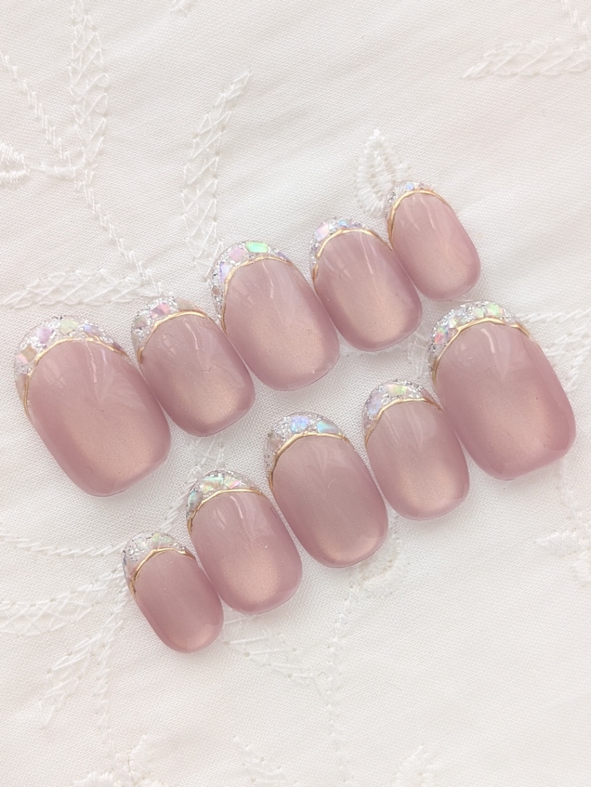 くすみピンクの上品シェルネイルチップ｜ゴールドライン・大人きれいめデザイン 044