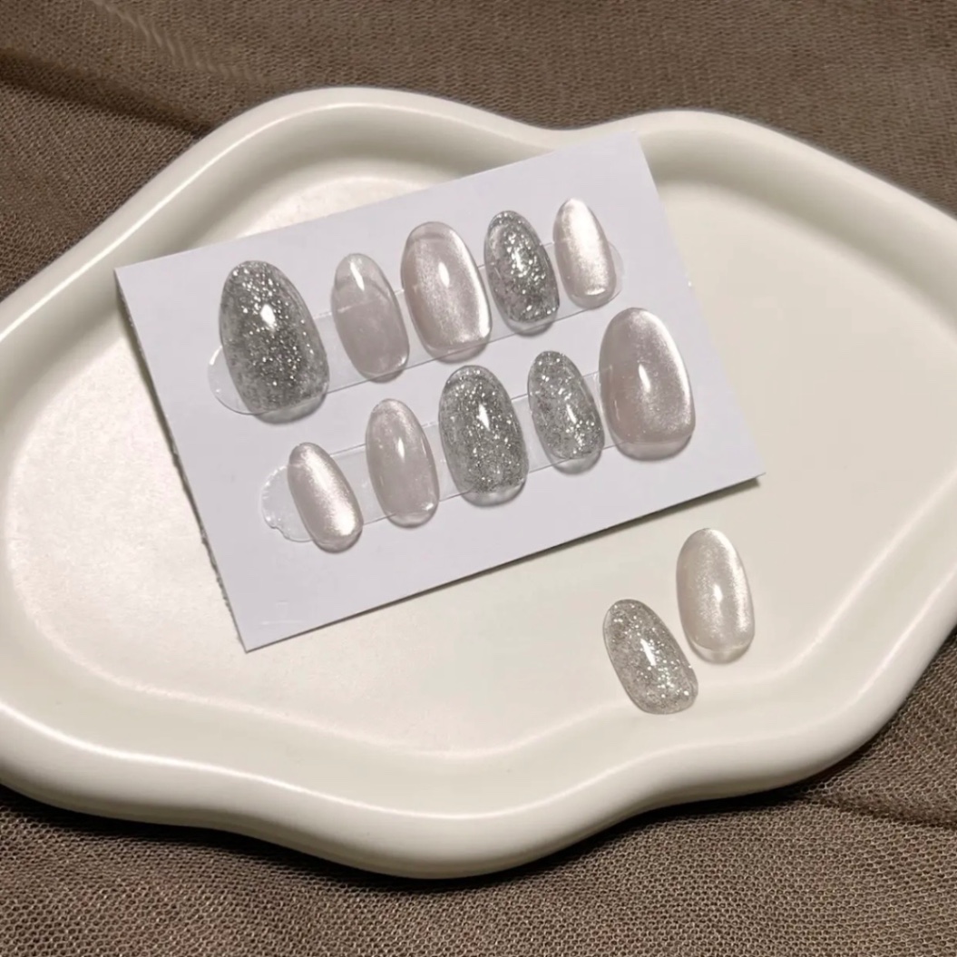 【#2 大人のための上質シルバーマグネット ×洗練ブラックラメ ネイルチップ】 2枚目