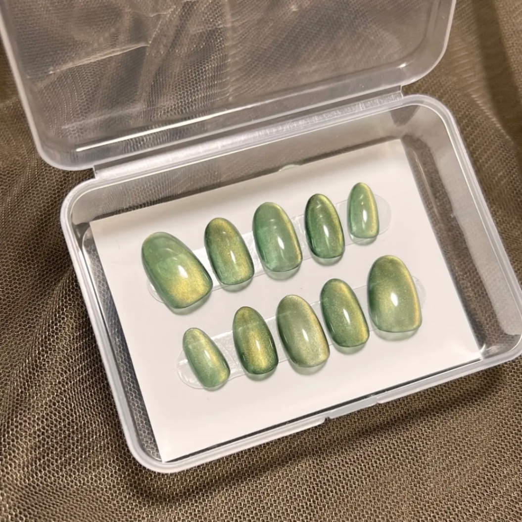 【#4 媚びない色香オリーブゴールドマグネットネイルチップ】 4枚目