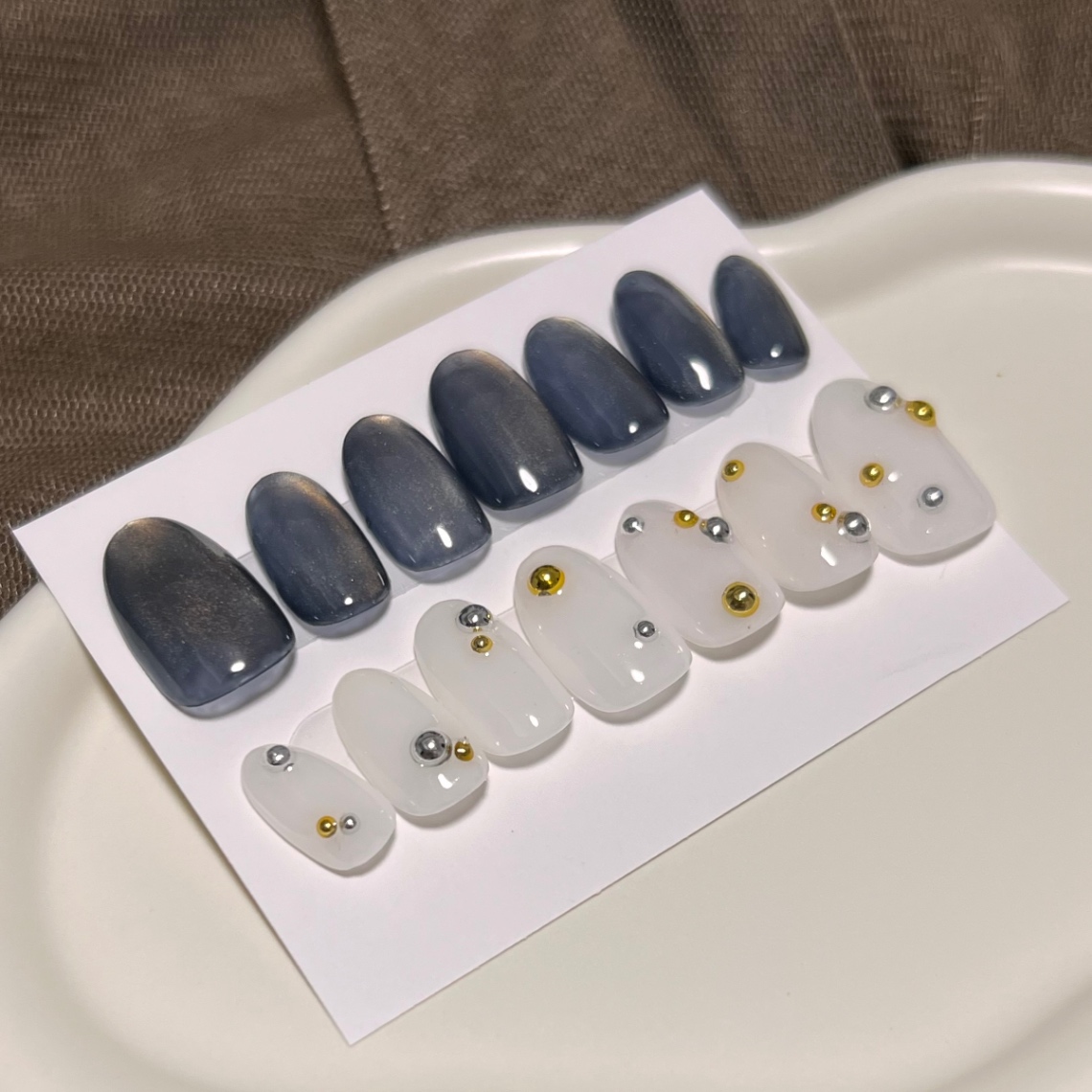 【#7ネイルチップ】左右で魅せるネイビーマグネット×ホワイトスタッズのアシンメトリーネイルチップ14本 1枚目