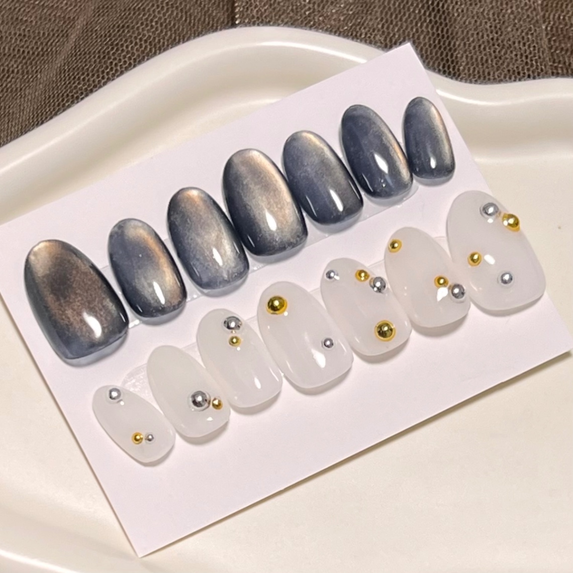 【#7ネイルチップ】左右で魅せるネイビーマグネット×ホワイトスタッズのアシンメトリーネイルチップ14本 2枚目
