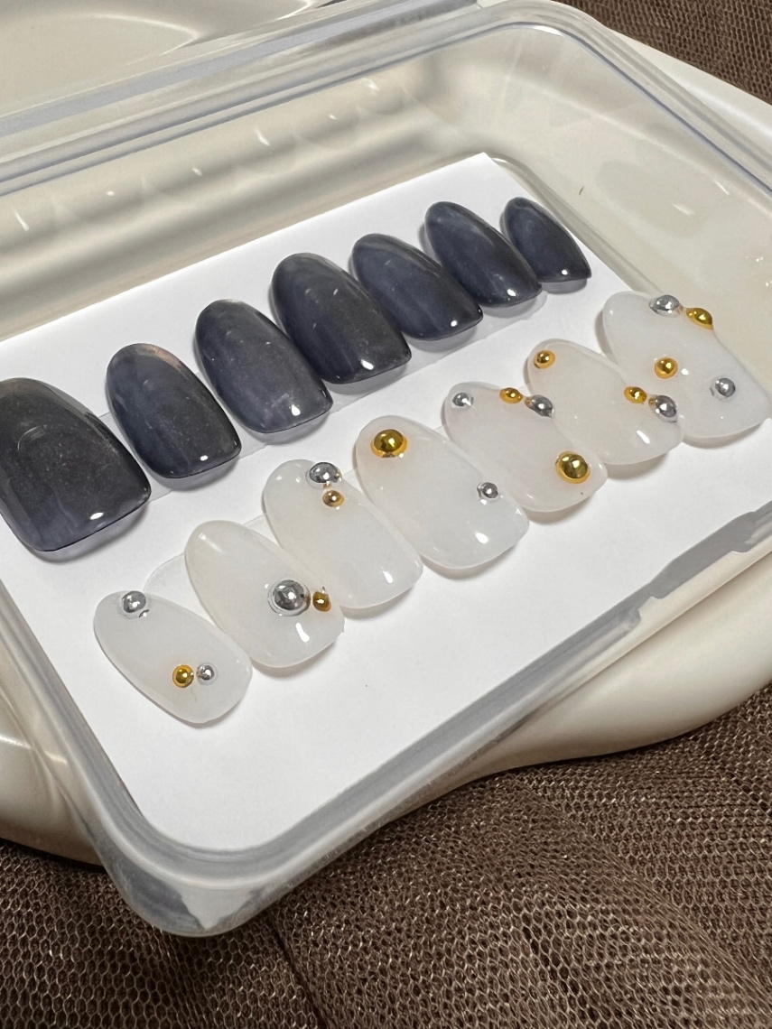 【#7ネイルチップ】左右で魅せるネイビーマグネット×ホワイトスタッズのアシンメトリーネイルチップ14本 4枚目