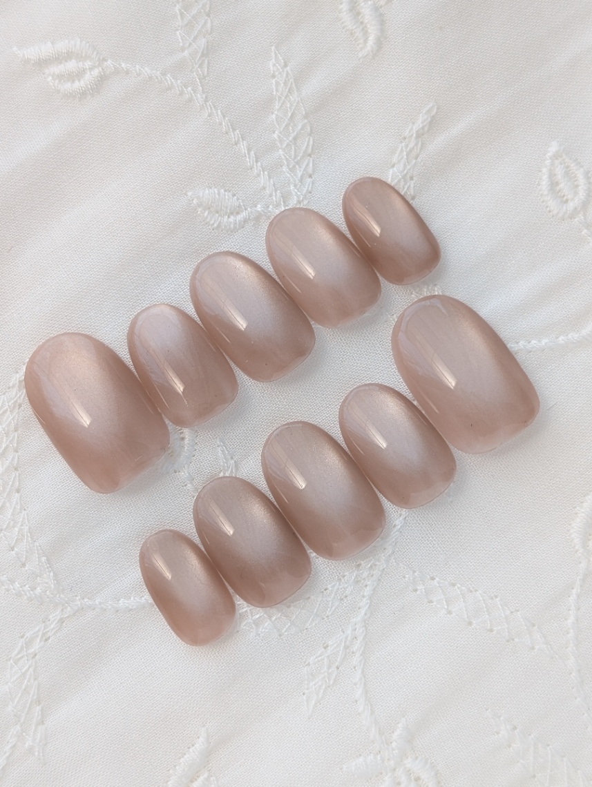 上品ピンクベージュのマグネットネイルチップ|オフィスネイル・シンプル・大人可愛い・ヌーディーネイル 011 1枚目