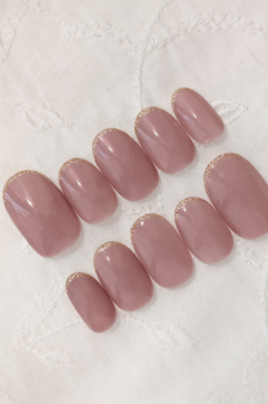 大人くすみピンク×ゴールドラメフレンチ｜上品シンプルネイルチップ｜オフィス・ブライダル・入学式 055 1枚目