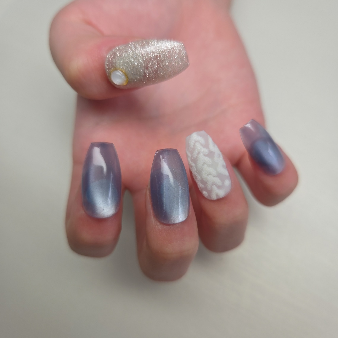 上品ブルーマグネットとホワイトニットのデザイン 2枚目