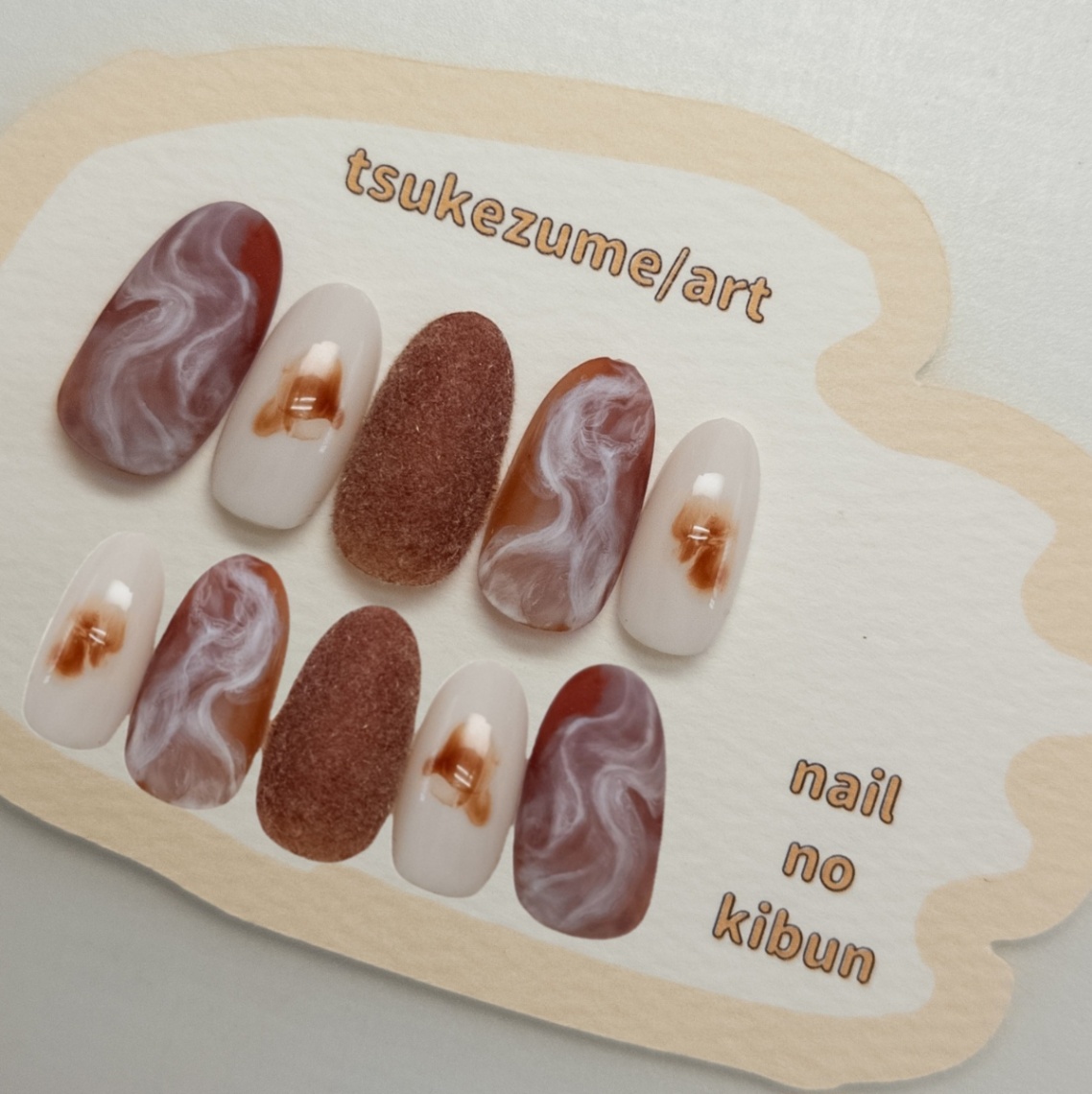 テラコッタブラウンとアイボリーの暖色配色 個性派マット