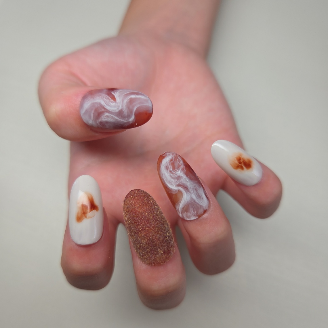 テラコッタブラウンとアイボリーの暖色配色 個性派マット 2枚目