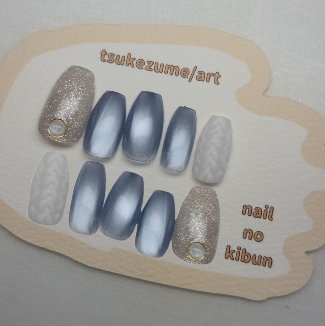 上品ブルーマグネットとホワイトニットのデザイン 1枚目