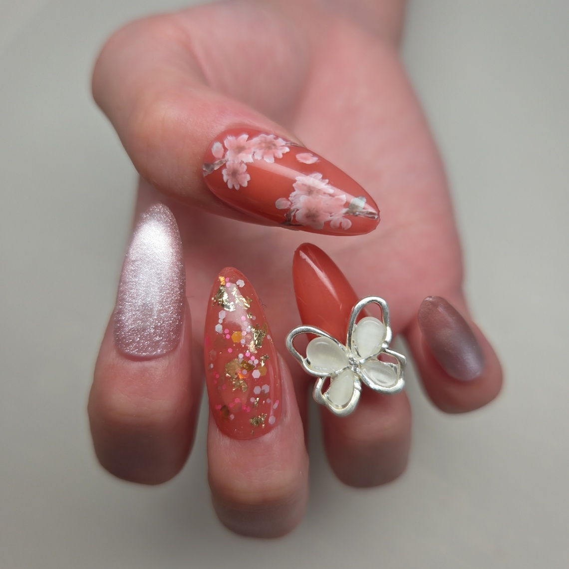 桜アート×きらめくマグネット ホログラムと蝶パーツの豪華デザイン 2枚目