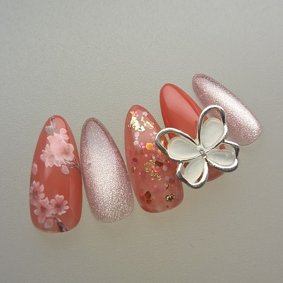 桜アート×きらめくマグネット ホログラムと蝶パーツの豪華デザイン 3枚目