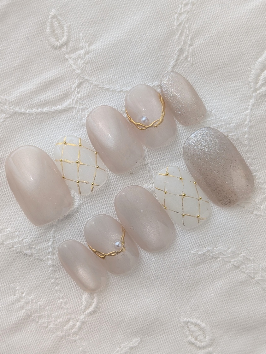 上品ベージュニュアンスネイル｜ゴールドライン＆パール｜ブライダル・オフィス｜大人かわいいネイルチップ 056 1枚目