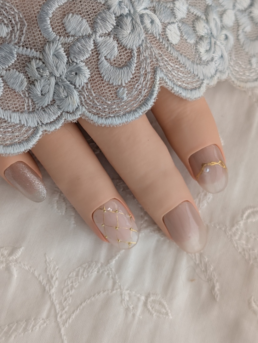 上品ベージュニュアンスネイル｜ゴールドライン＆パール｜ブライダル・オフィス｜大人かわいいネイルチップ 056 2枚目