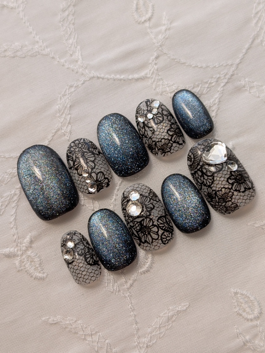 【現品限り】ネイルチップ ダークマグネット×ブラックレース ビジューネイル 大人ゴシック 結婚式 成人式 パーティー 1枚目